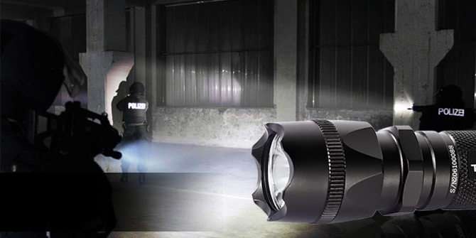 使用戰術手電筒攻擊頭敲碎玻璃